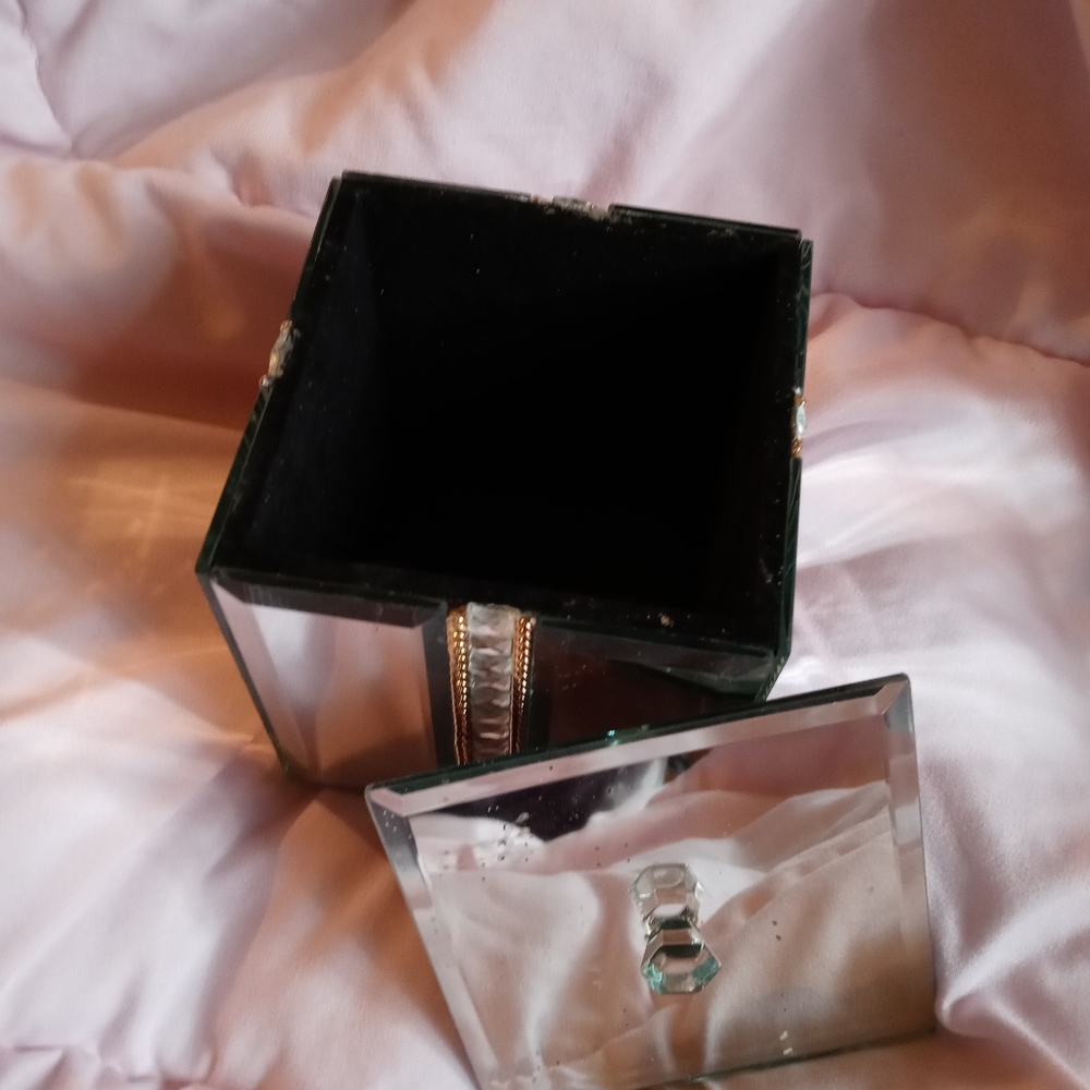 Jewelry box - Picture 2 of 3